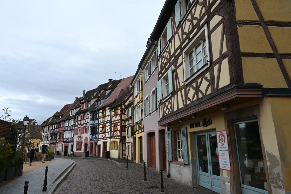 木組みの家々が続く緩やかな坂道